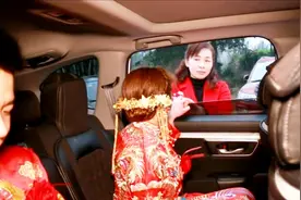 四川农村一独生女出嫁，新娘上了婚车，妈妈站在车窗外，好不舍视频封面