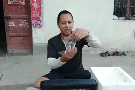 小伙发快递自己做冰袋成本2分钱一个，大家看这样有用吗视频封面