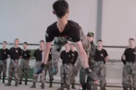 当代搏击，看特种兵和教员对打，连教员都打不过视频封面