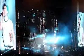 汪峰巡回演唱会演唱《信仰在空中飘扬》燃爆全场！歌词真的很嗨视频封面