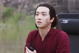肖战片场吃零食不停嘴，王一博表演高难度吃莲子，太厉害了吧！视频封面