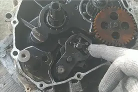 摩托车换挡时出现加档或减档困难，这个零件犯的毛病多！视频封面