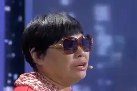 继母送继女上千礼物 她却连二三十元都收 继母声称被看不起视频封面
