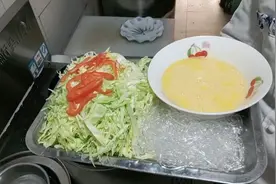 鲁菜韩老三教你做家常菜《包菜粉条炒鸡蛋》常吃可养胃，快来试试视频封面