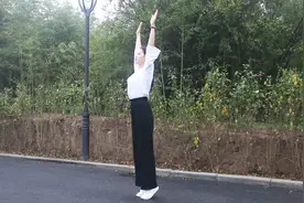 每天坚持双臂上举，原地踮脚，十天拉伸全身筋骨，简单有效视频封面