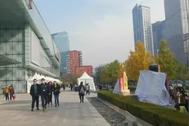 北京朝阳区朝外街道举办的集市，助力后疫情时代的餐饮行业视频封面