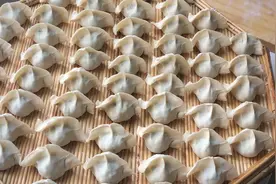 青椒别再炒啦，把它做成饺子，鲜嫩多汁，咋吃也不够，做法超简单视频封面