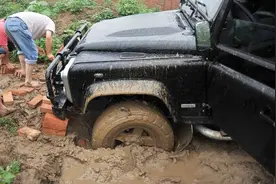 汽车陷入泥坑出不来怎么办？只需学会这2招，再也不求人！视频封面