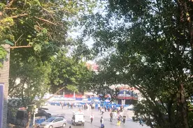 实拍：广州省.市汽车客运站通往火车站的人行天桥。视频封面