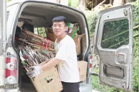 小野拉了一车废纸箱，老板才收4毛钱一斤，大家觉得是不是亏了？视频封面