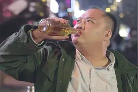 这俩兄弟太够意思了！大哥想要喝酒，弟弟竟然往空瓶里尿尿