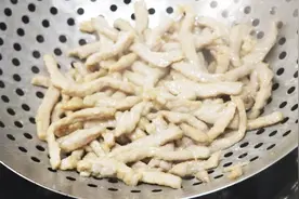 肉丝怎么做更嫩滑美味？详细讲解上浆腌制技巧，肉丝一点都不粘锅视频封面