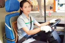 带女儿工作的女公交车司机被停职？网友公开结果，事情出反转视频封面