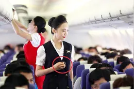 乘客登机后，为什么空姐会拿着“打火机”边按边走？涨知识了视频封面