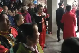 飞牛的家乡结婚是这样子的，把新娘新郎围在中间多噶多耶真热闹。