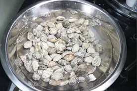 爆炒花甲这样做最好吃！但是花甲肚子里的黑色部分要不要去掉？