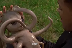 孕妇路上忍不住生了，小黑帮忙接生，没想到竟生了个外星人！视频封面