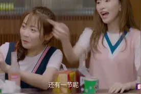 女友偷偷亲男友