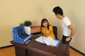 憨小伙面试，行为搞笑回答耿直，最后还动手打了美女面试官视频封面