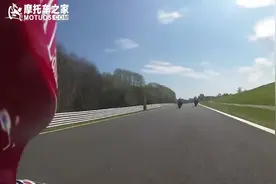 实拍MOTOGP职业车手赛道压弯，平均时速260，这才叫摩托车比赛视频封面