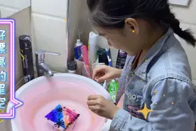 小娜子用两张纸巾做出梦幻的星空，自己都觉得不可思议，太漂亮了