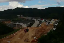 凤岗高速互通，深圳外环高速接博深高速，隔壁就是深圳龙岗。视频封面