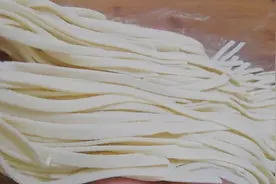 手擀面想爽滑筋道不易断，加盐加碱有讲究，秘诀很简单，一看就会视频封面