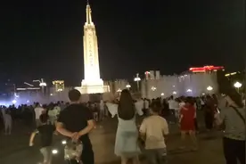 军旗升起的地方每天晚上那么多人，她们都在干嘛视频封面