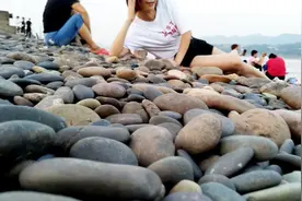 江边捡石头，发现几块价值极高的奇石，可惜有价无市，没人识货