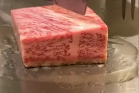 日本顶级牛肉和牛，一斤要两千多元，大厨做完了也太有食欲了吧！视频封面