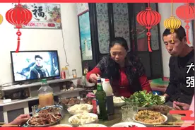 东北农村一家人，吃年夜饭 放烟花 包饺子 抢红包其乐融融！视频封面