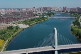 航拍辽宁海城城市风光。视频封面