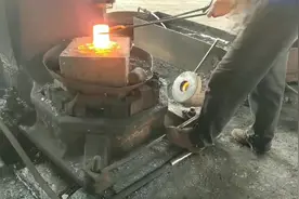 锻造工人就是这样忙碌一天！