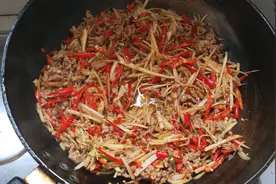 四川特色辣椒炒牛肉。1斤牛肉和小米椒、姜丝爆炒。做出地道川味