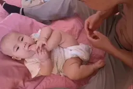 爸爸给宝宝挠痒痒，宝宝的表现太搞笑了视频封面