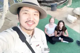 中国小伙以色列搭讪当地女孩，聊起中国商品，出奇的友好热情视频封面