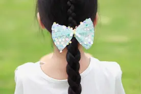 宝宝只让用3根皮筋梳发型，妈妈这样给她扎，完成后她说打100分