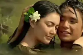《美丽姑娘》被公交车大叔给唱火了，用灵魂在唱歌太入心，听哭了视频封面