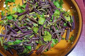 “山菜之王”野蕨菜最好吃的做法，出锅喷香，二妹连吃两大碗饭视频封面
