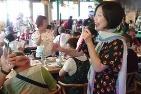 居民进入酒店吃饭，发现小龙女居然在这卖艺，瞬间觉得来对地方了视频封面
