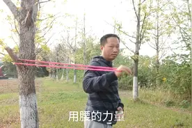 在家只需一跟皮筋，就可以锻炼我们的腰，让你腰更健康