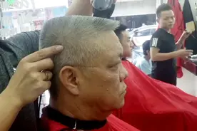 满头白发大哥，剪了款“方方正正”发型，真精神