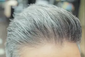 50岁大哥头发灰白想年轻，发型一换年轻20岁，帅到自己都笑了