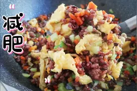 减肥食谱：1根黄瓜1根胡萝卜2个鸡蛋搭配杂粮饭，做法简单又减脂