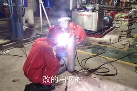 焊工工作有多辛苦，这样蹲一天你能行么？原来高薪背后是这样付出视频封面