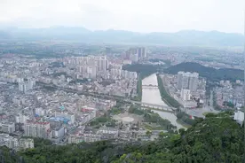 航拍中国荔枝之乡广西灵山县城 这有国内仅存的千年树龄香荔母树视频封面