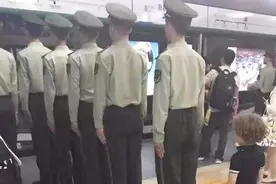 为什么部队的军人外出，老兵喜欢穿便装，新兵却喜欢穿军装呢？