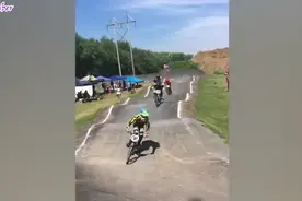 女子骑马一马平川的有趣视频，搞笑欢乐多