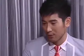 高以翔说粤语语调好温柔，红色领带和红色裤子的搭配还是那么好看视频封面