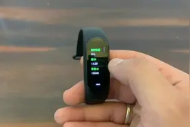 印媒底裤都不要了！迫不及待云开箱小米手环4！云测评小米手环4！视频封面